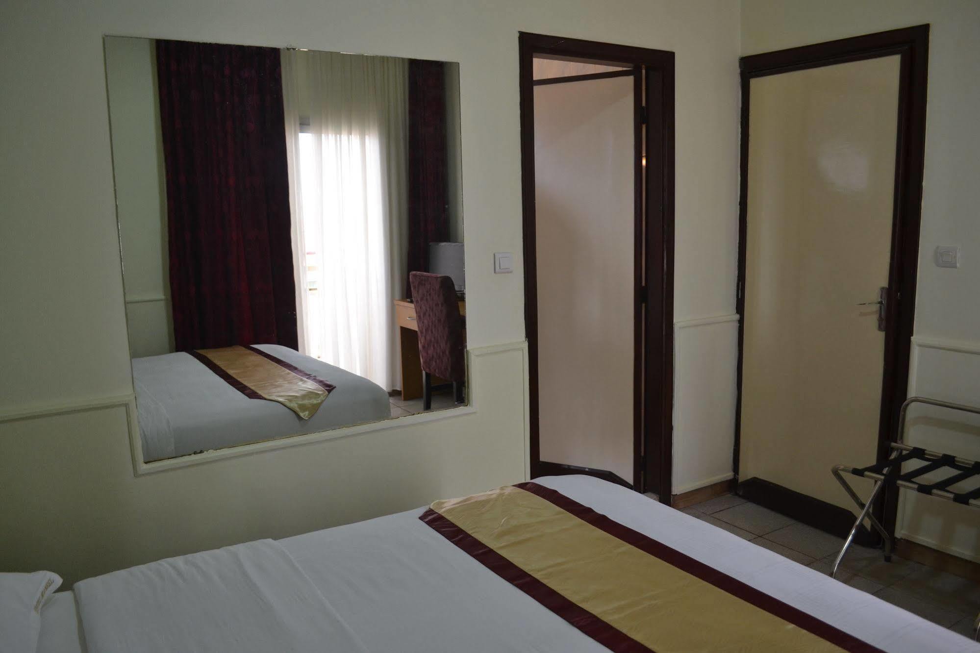 Hotel Mansel Yaoundé エクステリア 写真